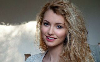 Blonde hair blue eyes smiling 5 - soft free wallpaper for desktop