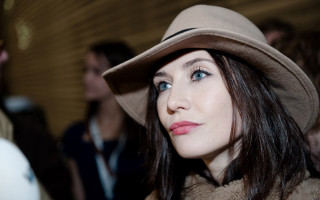 Woman hat coat serious look - vorticism free wallpaper
