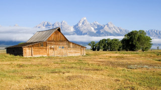 Barn mountains clouds trees landscape - a barn in a field free wallpaper