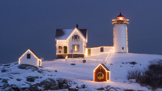 Lighthouse christmas lights wreath snowy - a light house free wallpaper