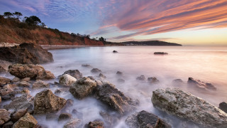 Rocky beach sunset pink sky - moody free wallpaper