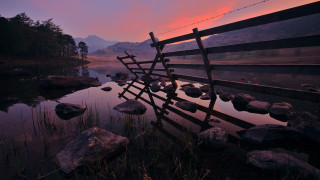 Wooden fence sunset mountains pink - moody free wallpaper
