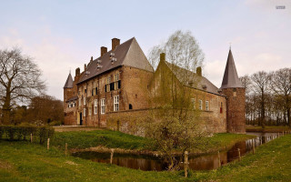 Large brick building towers pond - a large brick building free wallpaper