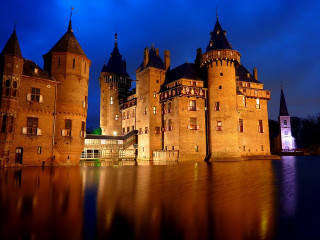 Castle clock tower night reflection - a reflection free wallpaper for desktop
