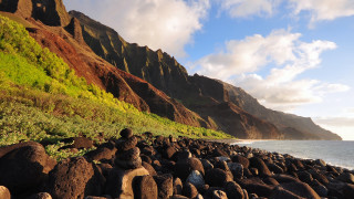 Rocky beach mountain water foreground - a rocky beach free wallpaper