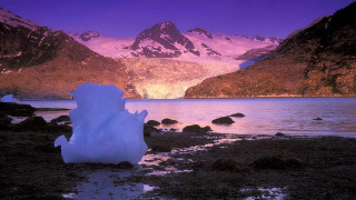 Iceberg rocky beach lake mountains - a rocky beach next free wallpaper