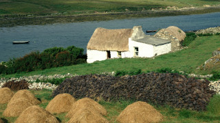 White house thatched roof hill - free landscape wallpaper for desktop