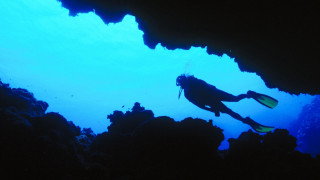 Scuba diver cave silhouette blue - exekia free wallpaper