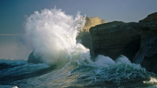 Large wave cliffs sunny ocean - derek hill free wallpaper