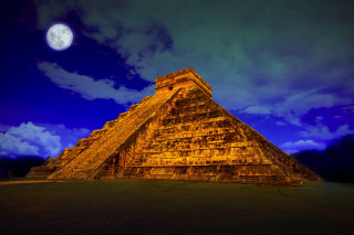 Pyramid full moon cloudy sky - a pyramid free wallpaper