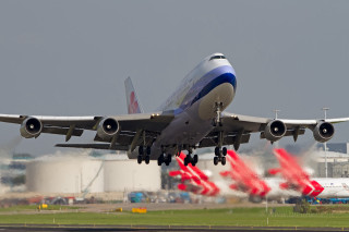 Jetliner cloudy sky runway flags - a large jetliner free wallpaper
