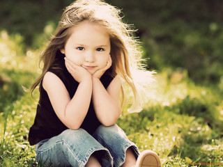 Little girl grass hands chin 4 - a little girl free wallpaper