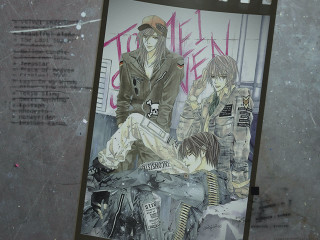 Couple bench graffiti astronaut night - armin hansen free wallpaper