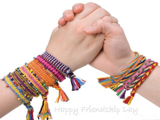 Happy friend day holding hands - free valentines wallpaper for desktop