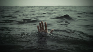 Hand reaching water grab something - ocean free wallpaper for desktop