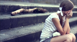 Girl sitting steps hand face - the step free wallpaper