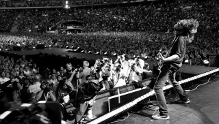 Man stage guitar crowd stadium - a stadium free wallpaper