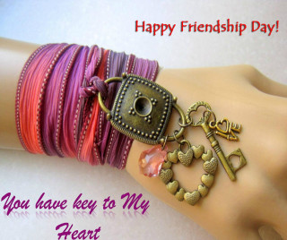 Bracelet charms key happy friend - a hand holding free wallpaper
