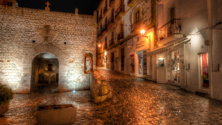 Cobblestone street stone building doorway - a cobblestone street free wallpaper