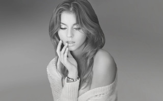 Woman sweater blackwhite jewelry beads - photoreal free wallpaper