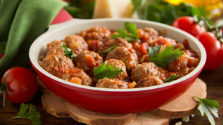 Meatballs tomatoes parsley woodenboard green - a green cloth free wallpaper
