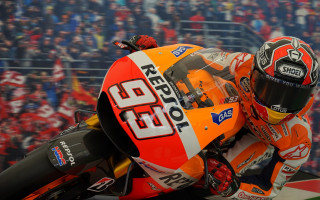 Motorcycle race crowd depthofield motionblur - digital painting free wallpaper