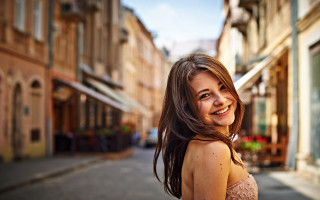 Woman building smiling street bokeh - smiling free wallpaper