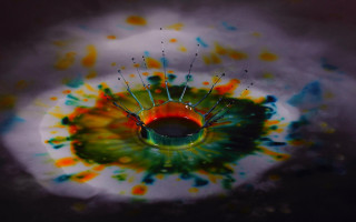 Colorful object red green black - green center free wallpaper