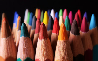 Colored pencils close up blurry - a black background in the background free wallpaper