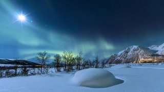 Snow covered field green aurora - photography free wallpaper