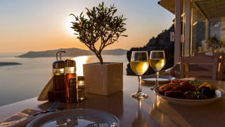 Ocean view food wine table - two glass of wine free wallpaper