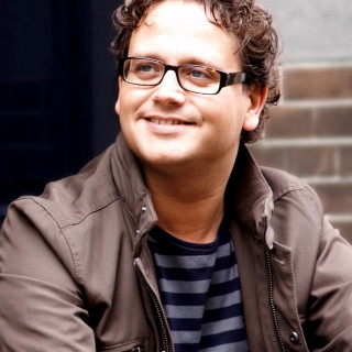 Man glasses smiling brick building - his arm free wallpaper for tablet