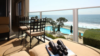 Balcony table chairs ocean pool - zenith view free wallpaper