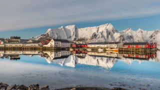 Mountain reflection lake houses boats - a row of houses free wallpaper