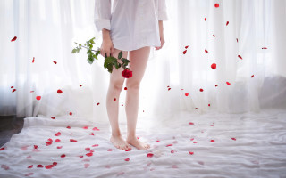 Romantic rose petals woman bathroom - araceli gilbert free wallpaper
