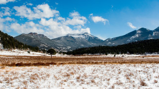 Snowy mountain landscape cityscape clouds - a snowy field free wallpaper