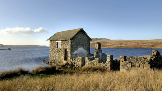 Small house lake mountain field - a small house free wallpaper