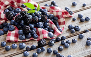 Berries wooden table cloth leaf - a green leaf free wallpaper