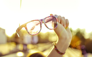 Woman glasses sunglasses blurry background - sunglass free wallpaper