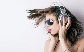 Woman sunglasses headphones wind blown - the wind free wallpaper