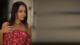 Red dress portrait blurry lens - anamorphic len free wallpaper