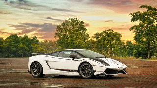 White sports car parking lot 32 - rim free wallpaper for desktop