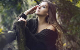 Woman leaning tree woods blurry - flavia bloi free wallpaper