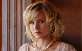 Woman pearl necklace blonde blue - a wooden wall behind her free wallpaper