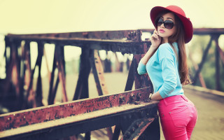 Alice prin red hat bridge - a red hat free wallpaper