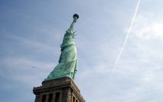 Statue liberity jet trail plane - free bird wallpaper