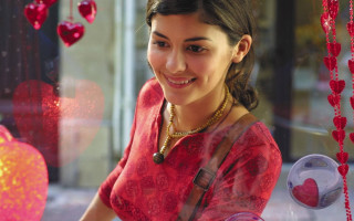 Smiling woman hearts beads magical - smiling free wallpaper