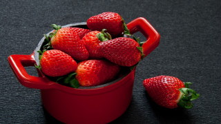 Red pot strawberries red mug - ripe free wallpaper