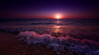 Sunset ocean waves bright sun - a bright sun in the distance free wallpaper