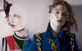 Woman blue coat painting necklace - a necklace and a necklace free wallpaper